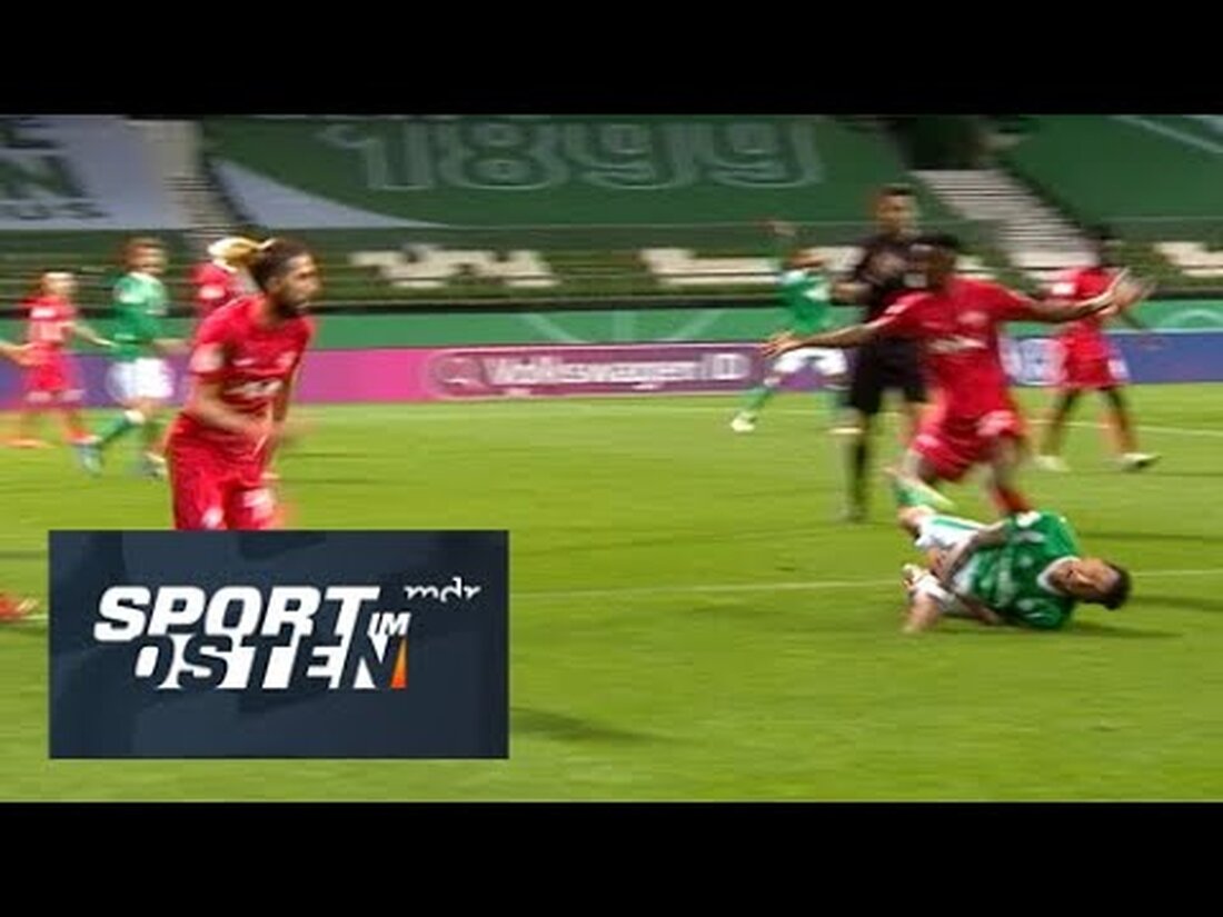 Kurz vor der Pause im DFB-Pokal-Halbfinale zwischen RB Leipzig und Werder Bremen zeigt Schiedsrichter Manuel Gräfe auf den Punkt. Kurz darauf wird die Entscheidung rückgängig gemacht. . Youtube-Link
