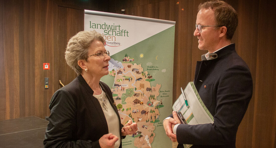 Die Staatsrätin für Zivilgesellschaft und Bürgerbeteiligung, Barbara Bosch, hat eine positive Bilanz ihrer Delegationsreise nach Vorarlberg gezogen. Der Erfahrungsaustausch ist aus ihrer Sicht wertvoll für die Weiterentwicklung der Bürgerbeteiligung im Land. Die Staatsrätin für Zivilgesellschaft und Bürgerbeteiligung, Barbara Bosch, ist mit einer Delegation nach Vorarlberg gereist, um verschiedene Praxisbeispiele von Bürgerräten kennenzulernen. „Bürgerräte oder Bürgerforen, wie sie bei uns heißen, beleben und stärken unsere repräsentative Demokratie, indem sie die Bürgerinnen und Bürger zu aktiven Mitspielern bei der Politik machen“, sagte Staatsrätin Bosch am Freitag, 28. April 2023. „Vorarlberg ist beim Thema Bürgerbeteiligung seit vielen Jahren ein wichtiger Impulsgeber. Der Erfahrungsaustausch …