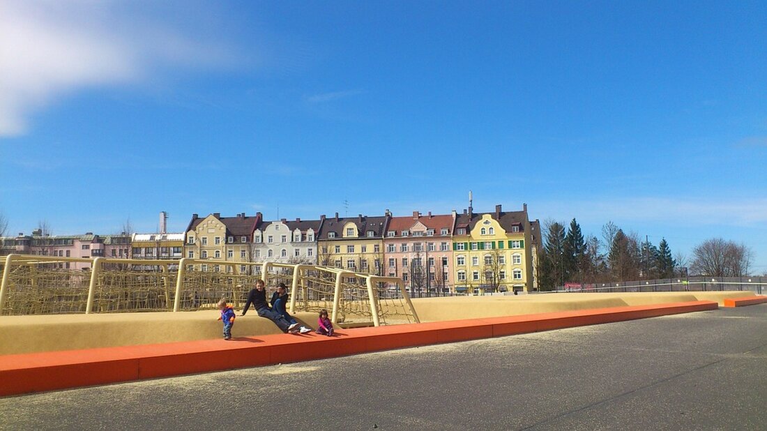 Erfahren Sie mehr über die kürzlich abgehaltene Konferenz zur Planung von Großunterkünften für Geflüchtete in Westend. Vertreter aus Verwaltung, Trägern und Initiativen diskutierten die Herausforderungen und Ressourcen zur Integration von rund 3.000 neuen Bewohner:innen. Lesen Sie, wie die Zusammenarbeit vor Ort eine starke soziale Infrastruktur fördern soll.