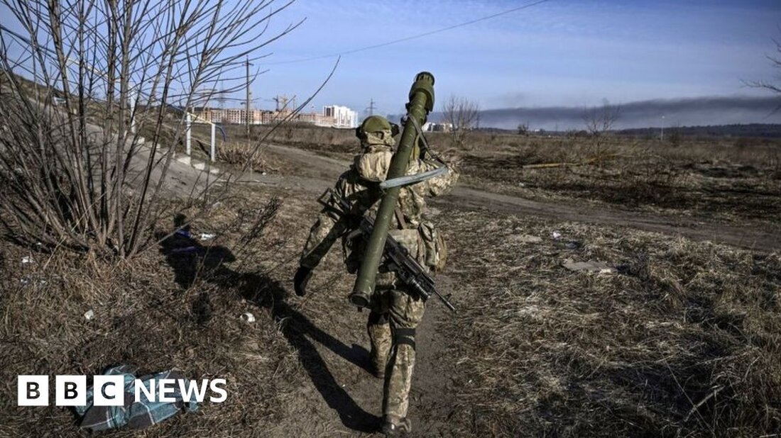Die Präsenz westlicher Spezialeinheiten in der Ukraine ist seit mehr als einem Jahr Gegenstand stiller Spekulationen. Aber es wurde nie bestätigt, bis jetzt. Das US-Verteidigungsministerium beschäftigt sich immer noch mit den Folgen eines der größten Durchsickern von geheimem Material der letzten Jahre, das hauptsächlich den Krieg in der Ukraine betrifft. Die Dokumente, von denen einige als „streng geheim“ gekennzeichnet sind, zeichnen ein detailliertes Bild des Krieges, einschließlich hochsensibler Details der Vorbereitungen der Ukraine auf eine Frühjahrs-Gegenoffensive gegen die russischen Streitkräfte. Ein Dokument hat breites Interesse geweckt. Darin heißt es, dass Großbritannien zu einer Reihe von Ländern mit Spezialeinheiten gehört, die …