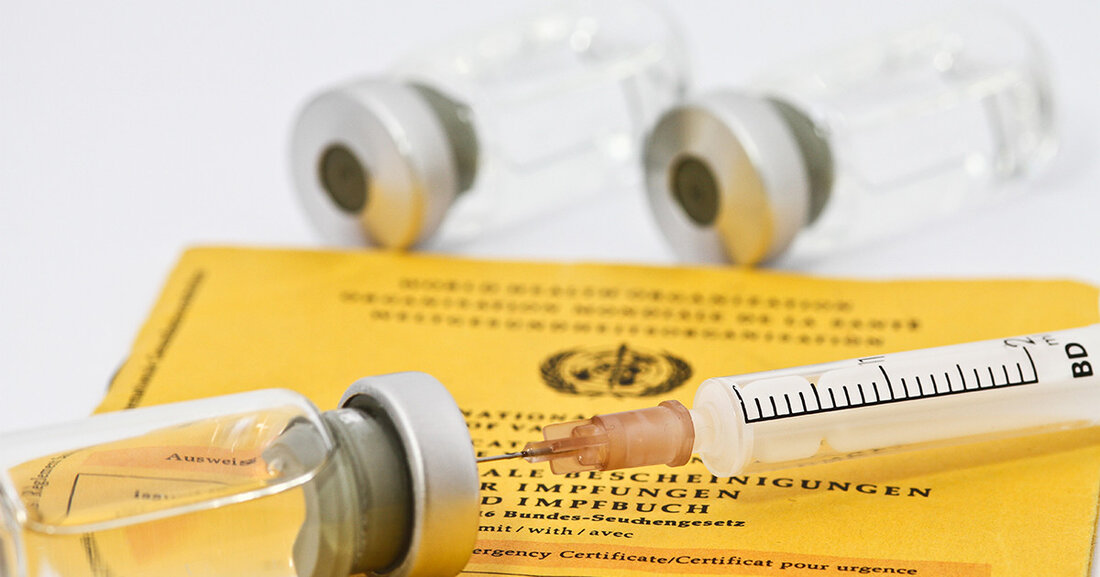 Wichtig: Pneumokokken-Impfung Während Grippeschutz und Corona-Impfung in den kommenden Monaten wieder an Bedeutung gewinnen, gerät eine Immunisierung im Herbst gerne in Vergessenheit. Für ältere Menschen spielt sie aber eine wichtige Rolle: der „Lungenschutz“ durch eine Pneumokokken-Impfung. © Tino Neitz Pneumokokken sind Bakterien, die durch Tröpfcheninfektionen übertragen werden. Wer sich infiziert, kann sich eine schwere bakterielle Lungenentzündung oder eine Sepsis zuziehen. Besonders gefährdet sind Kleinkinder und ältere Menschen. Deren Risiko, an einer Pneumokokken-Infektion zu sterben, ist doppelt so hoch wie bei gesunden Erwachsenen. Daher empfehlen die Ständige Impfkommission (STIKO) und das Robert-Koch-Institut diese Impfung für Menschen ab 60 Jahre und für &hellip;
