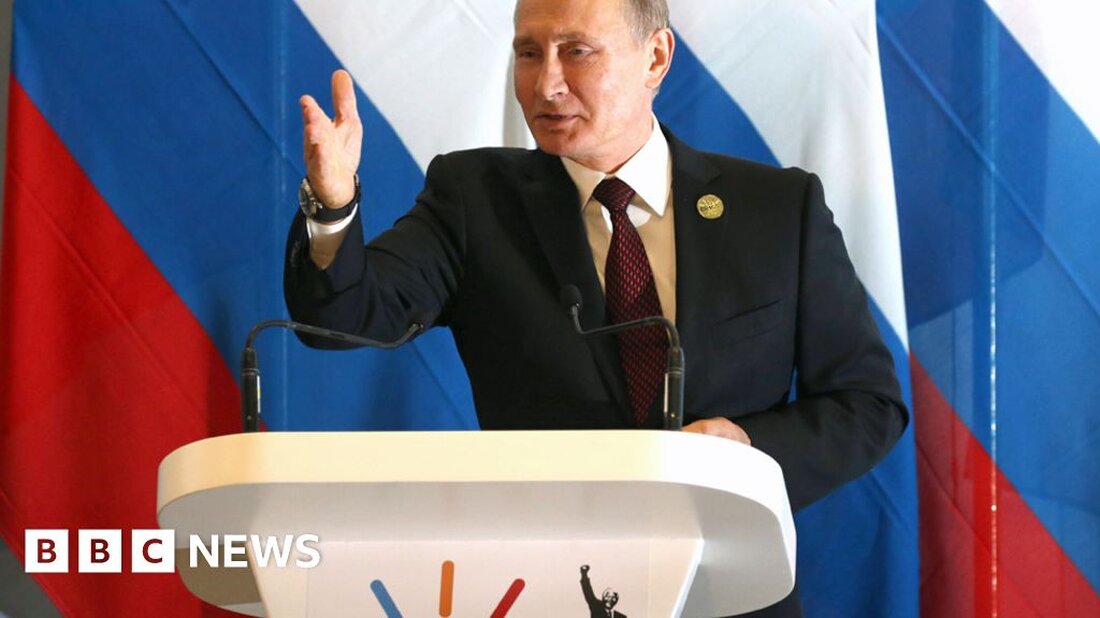 Es waren ein paar unangenehme Monate für die südafrikanische Diplomatie. Ein Land, das gerne als kluger und beharrlicher Botschafter eines ausgehandelten Friedens in der Ukraine und als kämpferischer Verfechter einer blockfreien, multipolaren Welt gesehen werden möchte, ist in eine Reihe sehr öffentlicher internationaler Streitereien verwickelt Die Regierung wirkte verwirrt und unentschlossen, und die Währung sank auf neue Tiefststände. Es geht um Südafrikas herzliche Beziehung zu Russland – und um die wachsende westliche Wahrnehmung, dass das Land beschlossen hat, Moskau in seinem Krieg gegen die Ukraine zu unterstützen und ihm vielleicht sogar Waffen zu schicken. Aber ist diese Wahrnehmung fair? Und …