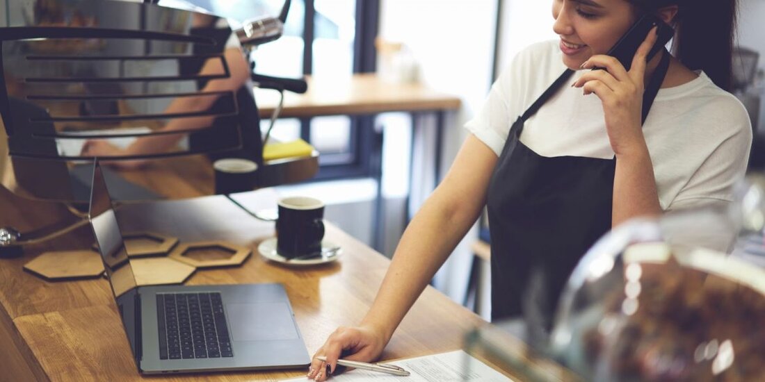 Vor der COVID-19-Pandemie erzielten Restaurants und Lebensmittelfachgeschäfte einen Großteil ihrer Einnahmen aus Dine-Ins und Einkäufen in Geschäften. Aber die Pandemie zwang die gesamte Branche, sich schnell an die neue Realität anzupassen. Vermeiden Sie räuberische Geschäftsbeziehungen Das Online-Modell zum Mitnehmen und Liefern erwies sich als einzige Rettung für die Branche. Restaurants mussten sich entscheiden, ob sie ihren Betrieb einstellen oder sich an Online-Plattformen wie TakeAway, Uber Eats und andere wenden, um über Wasser zu bleiben. Dieses Modell ist auch für Verbraucher bequem. Aber bald merkten Restaurants, dass sie auf ein anderes Problem starrten, das sie bedrohte. Die Plattformen, die Bestellungen brachten, …