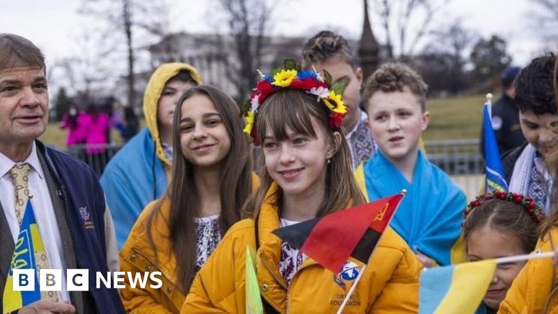 Als die ukrainischen Flüchtlinge Olesia und Serhii in den USA landeten, überraschten sie zwei Dinge: der herzliche Empfang, den sie erhielten, und die höhlenartigen Weiten des größten Einkaufszentrums des Landes, Minnesotas Mall of America. „Das war eine interessante Erfahrung! Uns hat gefallen, was wir gesehen haben“, sagte Olesia der BBC über einen Dolmetscher. „Aber was ich wirklich sagen kann, ist, dass es hier viele herzliche Menschen gibt und dass es sicher ist.“ Das Paar floh vor fast genau einem Jahr aus der Stadt Dnipro, nachdem am 24. Februar 2022 die russische Invasion in der Ukraine begonnen hatte. Kurz darauf reisten …