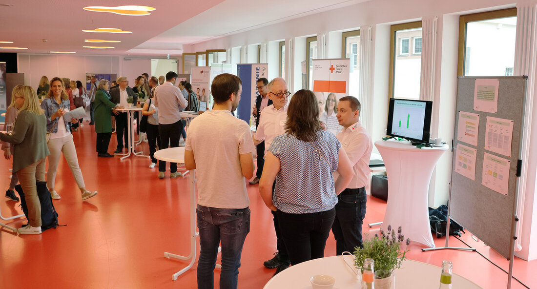 Experten diskutieren Zukunft der Kurzzeitpflege bei Fachtagung in Stuttgart Stuttgart, 28. Juli 2023 – Sozialminister Manne Lucha hat Anfang dieser Woche mehr als 300 Teilnehmerinnen und Teilnehmer zu einem Fachtag über die Zukunft der Kurzzeitpflege nach Stuttgart eingeladen. Bei der Veranstaltung hatten zahlreiche Pflegeeinrichtungen die Möglichkeit, innovative Angebote und Projekte vorzustellen. In Baden-Württemberg werden die meisten pflegebedürftigen Menschen zuhause von ihren Angehörigen betreut. Wenn diese jedoch aufgrund von Krankheit oder Urlaub nicht verfügbar sind, kann die Kurzzeitpflege eine wertvolle Entlastung bieten. Minister Lucha betonte daher die Wichtigkeit der Kurzzeitpflege: „Leider gibt es immer noch zu wenige Plätze für pflegebedürftige Menschen. …