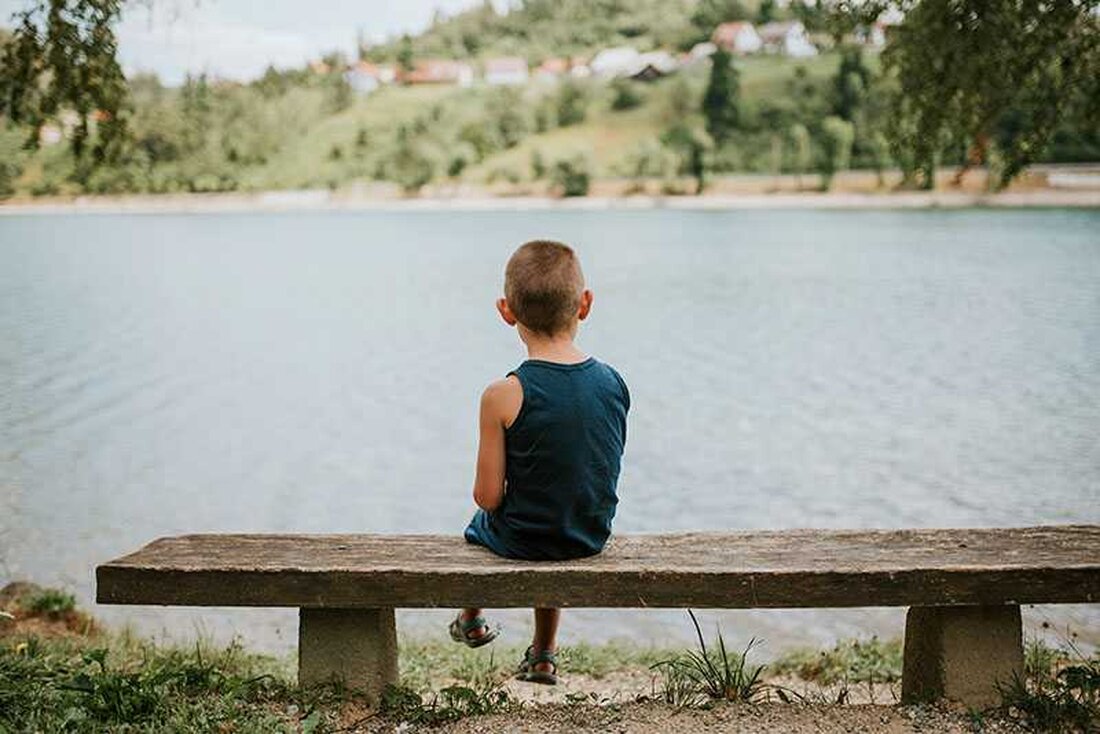 In den letzten Jahren ist Introversion zu einem beliebten Diskussionsthema geworden und stand im Mittelpunkt vieler Forschungsstudien. Während es ein allgemeines Verständnis darüber gibt, was Introversion ist und wie sie sich auf Erwachsene auswirkt, gibt es weniger Informationen darüber, wie Introvertierte als Kinder sind. In diesem Artikel werden die Eigenschaften introvertierter Kinder erörtert und wie sie sich von ihren extrovertierten Altersgenossen unterscheiden. Introvertierte Kinder werden oft missverstanden und können als schüchtern, ruhig und sogar asozial angesehen werden. Introvertiertheit bedeutet jedoch nicht unbedingt, sozial ungeschickt oder unbequem zu sein; Es ist einfach ein Persönlichkeitsmerkmal, das beschreibt, wie eine Person auf Reize …