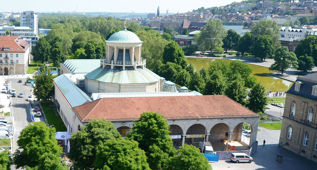 Das neu renovierte Kunstgebäude in Stuttgart wird am 5. April 2024 mit der Pop-Ausstellung „Florian Slotawa. Stuttgart sichten“ wiedereröffnet. Nach einer zweieinhalbjährigen Bauzeit präsentiert die Staatsgalerie Stuttgart Skulpturenbestände in einer Inszenierung des Künstlers Florian Slotawa. Die Renovierung des Kunstgebäudes schafft einen lebendigen Ort für Kunst und Stadtgesellschaft in der Landeshauptstadt. Die Sanierung des Gebäudes von Mitte 2021 bis Anfang 2024 wurde erfolgreich abgeschlossen und erfüllt nun die Anforderungen an einen modernen Museums- und Veranstaltungsbetrieb. Mit neuen Ausstellungsflächen, Gastronomie, Treppen, Aufzügen, Sanitärbereichen, und Veranstaltungstechnik bietet das Kunstgebäude eine verbesserte Infrastruktur für Besucher und Veranstaltungen. Die Ausstellung „Florian Slotawa. Stuttgart sichten“ ist …