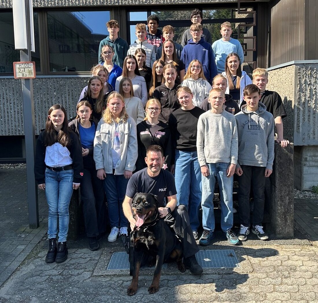 Am 3. April 2025 besuchten 30 Schülerinnen und Schüler die Polizeiwache Kleve beim Girls- und Boys-Day. Sie lernten Polizeiarbeit und Berufsmöglichkeiten kennen.