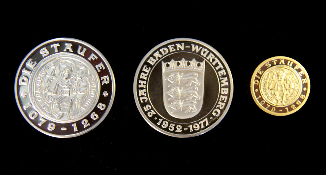 Wilfred Waitzinger erhält Staufermedaille für jahrzehntelanges Engagement in der Sozialberatung Lichtenstein, 18. Oktober 2023 &#8211; In einer feierlichen Zeremonie wurde Wilfred Waitzinger aus Lichtenstein von der Justizministerin Marion Gentges mit der Staufermedaille des Landes Baden-Württemberg ausgezeichnet. Die hohe Auszeichnung würdigt sein langjähriges ehrenamtliches Engagement im Bereich der Sozialberatung. Wilfred Waitzinger hat sich seit über 20 Jahren beim Verein Sozialberatung Stuttgart e. V., zuletzt als stellvertretender Aufsichtsratsvorsitzender, engagiert. Sein Einsatz galt vor allem der Resozialisierung straffällig gewordener Menschen. Die Sozialberatung Stuttgart bietet ein bedarfsgerechtes Netz an Hilfsangeboten, um den Betroffenen eine erfolgreiche Wiedereingliederung in die Gesellschaft zu ermöglichen und weitere Straftaten &hellip;