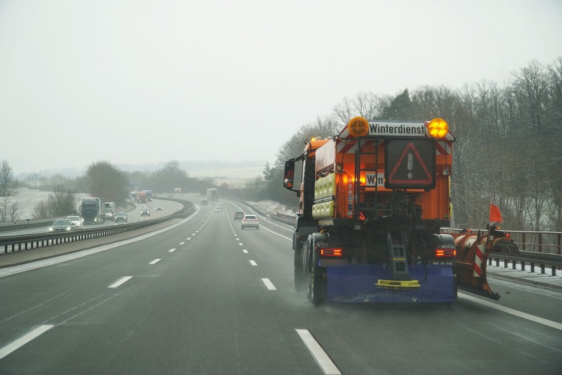 Erfahren Sie, wie Sie sich richtig verhalten, wenn der Winterdienst auf der Autobahn im Einsatz ist, um Unfälle zu vermeiden.