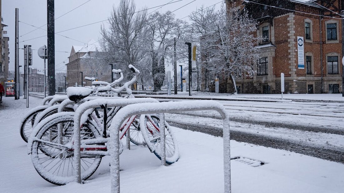 Lass es schneien. Endlich kam der Winter nach Leipzig, kurzzeitig waren es 5cm, leider taut es schon wieder auf. Hoffentlich nicht das letzte Winterintermezzo! Hier sehen Sie ein paar Impressionen aus Leipzig. Zum Glück war Sonntag, so dass es fast kein Verkehrschaos gab. Ich hoffe ihr hattet einen guten Start ins neue Jahr 😉 Musik: Snowfall &#8211; Scott Buckley. Youtube-Link
