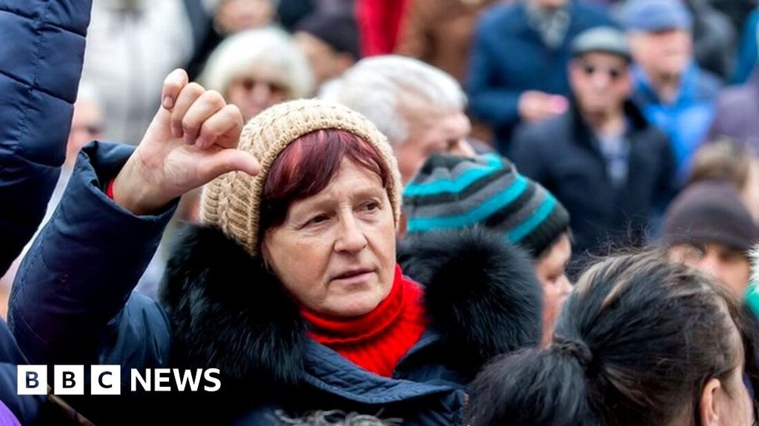Unter Moldawiens hoch aufragendem Parlamentsgebäude zieht eine Parade seiner prekärsten Akte langsam vorbei – mit Bussen zu Tausenden aus dem ganzen Land, jeder mit seiner eigenen Geschichte von Armut und Frustration. „Wir sind eine Lachnummer – die Regierung verspottet uns“, schreien manche. Mit einer blauen Wollmütze schmiegt Ala ihr breites, blasses Gesicht nah an meins und sagt: „Es gibt Leute mit vier oder fünf Kindern, die buchstäblich nichts zu essen haben.“ Laut dem Präsidenten der Republik Moldau verschlingen die Energierechnungen hier jetzt mehr als 70 % des Haushaltseinkommens. Ala sagt mir, dass sie die Hälfte ihrer Rente schlucken. „Als wir …