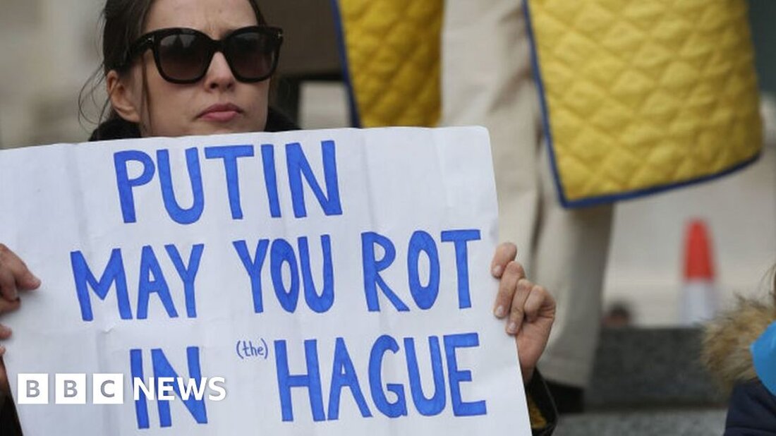 Obwohl der Internationale Strafgerichtshof (IStGH) in Den Haag einen Haftbefehl gegen Präsident Wladimir Putin erlassen hat, ist das nur der erste Schritt in einem sehr langen Prozess. Die Vereinten Nationen glauben eindeutig, dass es genügend Beweise gibt, um den russischen Führer wegen Kriegsverbrechen in der Ukraine anzuklagen. Jedoch. die praktischen und logistischen Probleme bei der Verfolgung eines solchen Falles sind immens. So könnte der Prozess aussehen, Herrn Putin vor Gericht zu stellen. Kann Präsident Putin verhaftet werden? Derzeit genießt der russische Führer in seinem Heimatland unangefochtene Macht, sodass keine Aussicht besteht, dass der Kreml ihn an den IStGH ausliefert. Solange …