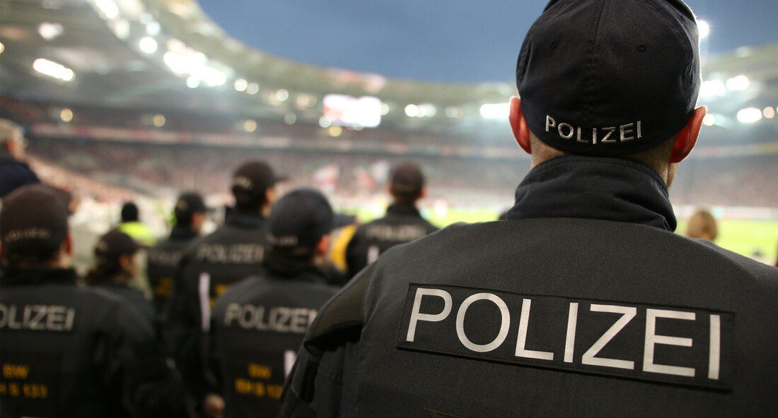 Stadionallianzen in Baden-Württemberg sind ein Erfolgsmodell für die Sicherheit bei Fußballspielen und werden auch in der kommenden Saison wieder eingesetzt. Andere Bundesländer haben das Konzept bereits übernommen, darunter Niedersachsen, Hessen, Berlin, Bremen und Sachsen. Nun hat auch der Freistaat Bayern bekannt gegeben, das Modell flächendeckend einzuführen. Die Stadionallianzen in Baden-Württemberg haben seit ihrer Einführung große Erfolge erzielt. Mit dem Projekt konnte die Sicherheit bei Fußballspielen erhöht werden, gleichzeitig mussten weniger Polizeibeamte eingesetzt werden. Diese positive Bilanz hat auch andere Bundesländer dazu veranlasst, das Modell zu übernehmen. Die Fachhochschule Potsdam hat in einer aktuellen Studie den Erfolg der Stadionallianzen bestätigt. Das …