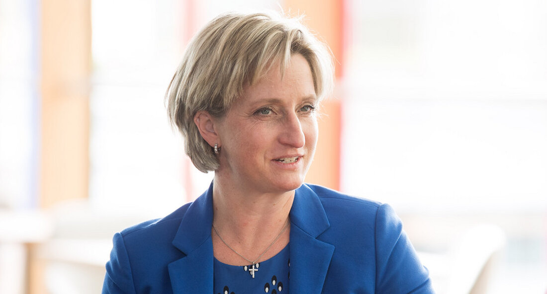 Wirtschaftsministerin Dr. Nicole Hoffmeister-Kraut betonte bei der Online-Veranstaltung zum Thema „Die Umsetzung des Green Deal in den Regionen Europas“ die Bedeutung der Unternehmen auf dem Weg in eine nachhaltige und klimaneutrale Zukunft. Mit Förderprogrammen schafft das Land auch im Bereich Klimaschutz Anreize, innovative Produkte schnell auf den Markt zu bringen. Wirtschafts- und Arbeitsministerin Dr. Nicole Hoffmeister-Kraut und Regierungspräsidentin Sylvia M. Felder diskutierten am 7. November 2022 mit Kristin Schreiber, Direktorin der Generaldirektion Binnenmarkt, Industrie, Unternehmertum und KMU (GROW) der Europäischen Kommission, sowie Vertretern aus vier europäischen Regionen über die Umsetzung des Green Deal im Lichte der aktuellen Herausforderungen. Innovation als …