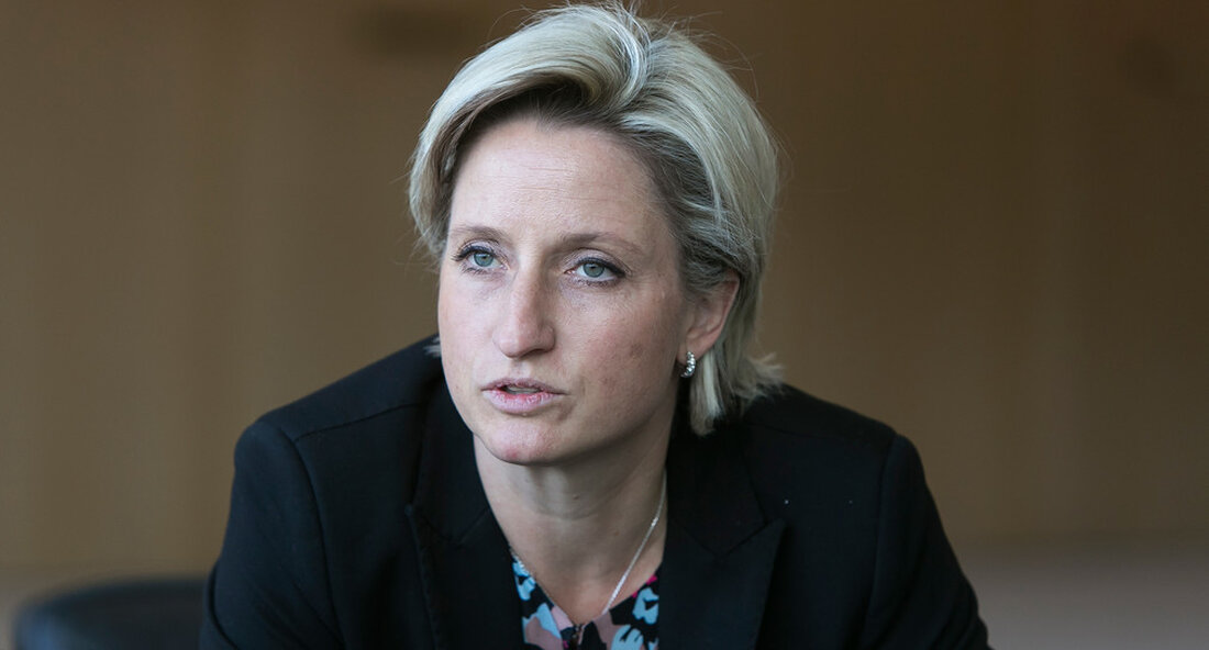 Wirtschaftsministerin Dr. Nicole Hoffmeister-Kraut und die Leiter der Industrie- und Handelskammern diskutierten über Zukunftsfragen. Vor den Unternehmen liegen schwierige Monate, in denen der Staat die Unternehmen wieder konsequent unterstützen muss. Beim jährlichen Austausch zwischen Wirtschaftsministerin Dr. Nicole Hoffmeister-Kraut mit den Leitern der Industrie- und Handelskammer Baden-Württemberg standen neben der aktuellen Corona-Situation auch die mittelständische Wirtschaftspolitik und die Berufsbildung im Mittelpunkt und Weiterbildung. Hoffmeister-Kraut und der Präsident des Industrie- und Handelskammer Baden-Württemberg Wolfgang Grenke erklärte: „Wirtschaft und Politik bekämpfen gemeinsam die Krise und sichern die Zukunftsfähigkeit unserer Unternehmen – sei es die digitale Transformation, Start-ups und Unternehmensnachfolge oder die Zukunft der …