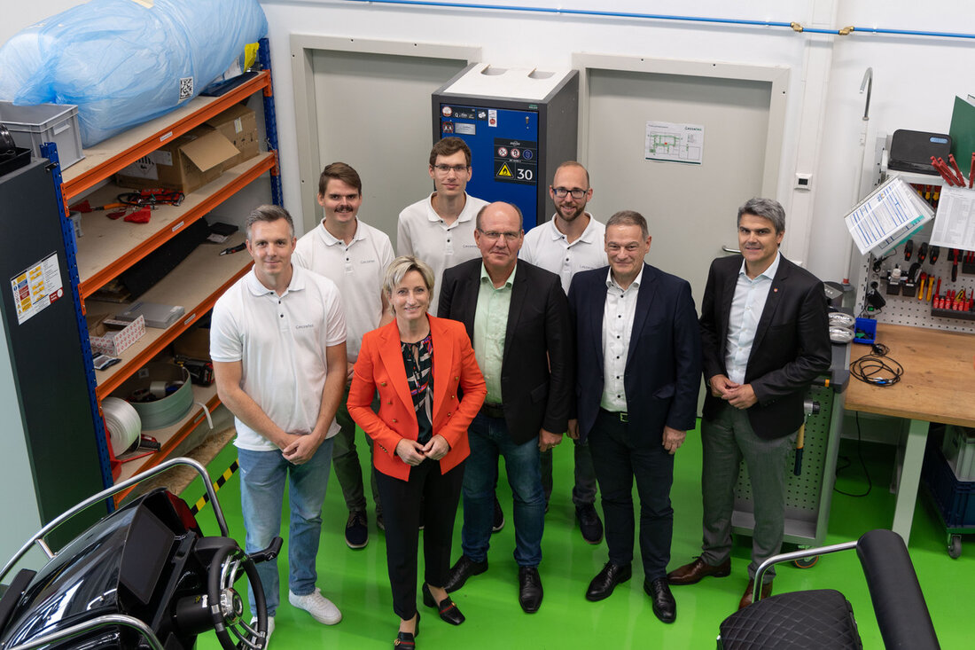 Wirtschaftsministerin Dr. Nicole Hoffmeister-Kraut besucht Standorte der Automobilwirtschaft und informiert sich über den aktuellen Stand der Transformation Die Transformation der Automobilwirtschaft ist derzeit eines der größten Themen in Baden-Württemberg. Die Auswirkungen der Corona-Pandemie, explodierende Rohstoff- und Energiepreise sowie der russische Angriffskrieg auf die Ukraine setzen viele Unternehmen unter Druck, insbesondere mittelständische Zulieferer in der Automobilbranche mit ihren spezifischen Herausforderungen. Vor diesem Hintergrund hat sich Wirtschaftsministerin Dr. Nicole Hoffmeister-Kraut am 1. August 2023 über den aktuellen Stand der Transformation informiert. Die Ministerin besuchte dabei die ARADEX AG in Lorch, die GreenIng GmbH & Co. KG in Leutenbach sowie die Zukunftswerkstatt 4.0 …