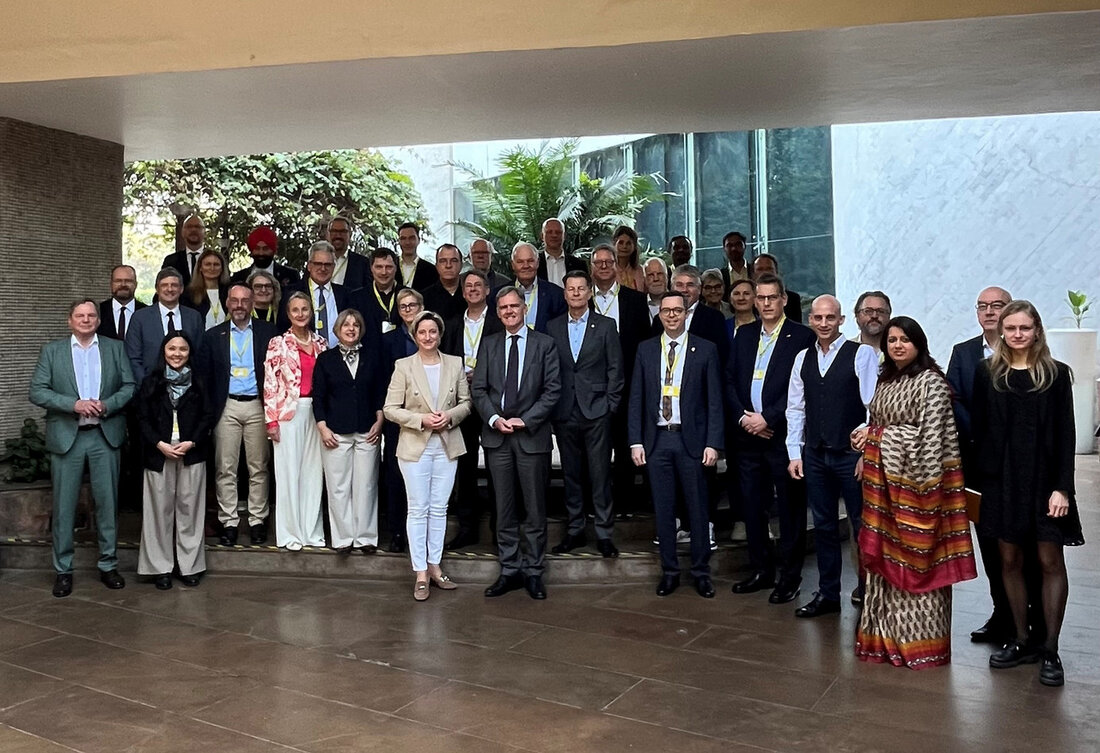 Wirtschaftsministerin Hoffmeister-Kraut startet Delegationsreise nach Indien Wirtschaftsministerin Dr. Nicole Hoffmeister-Kraut hat gemeinsam mit einer 44-köpfigen Delegation eine mehrtägige Reise nach Indien angetreten. Im Fokus der Reise stehen vor allem die Bereiche Maschinenbau und Medizintechnik, die zunehmend als Schlüsselindustrien für eine erfolgreiche wirtschaftliche Zusammenarbeit zwischen Deutschland und Indien angesehen werden. Indien, mit seiner aufstrebenden Wirtschaft und einer wachsenden Mittelschicht, bietet für deutsche Unternehmen zahlreiche Chancen. Besonders im Maschinenbau und in der Medizintechnik sind die indischen Märkte für innovative Technologien und hochwertige Dienstleistungen attraktiv. Die Delegation hat sich zum Ziel gesetzt, bestehende Kontakte zu vertiefen, neue Geschäftsmöglichkeiten zu erkunden und den Austausch …
