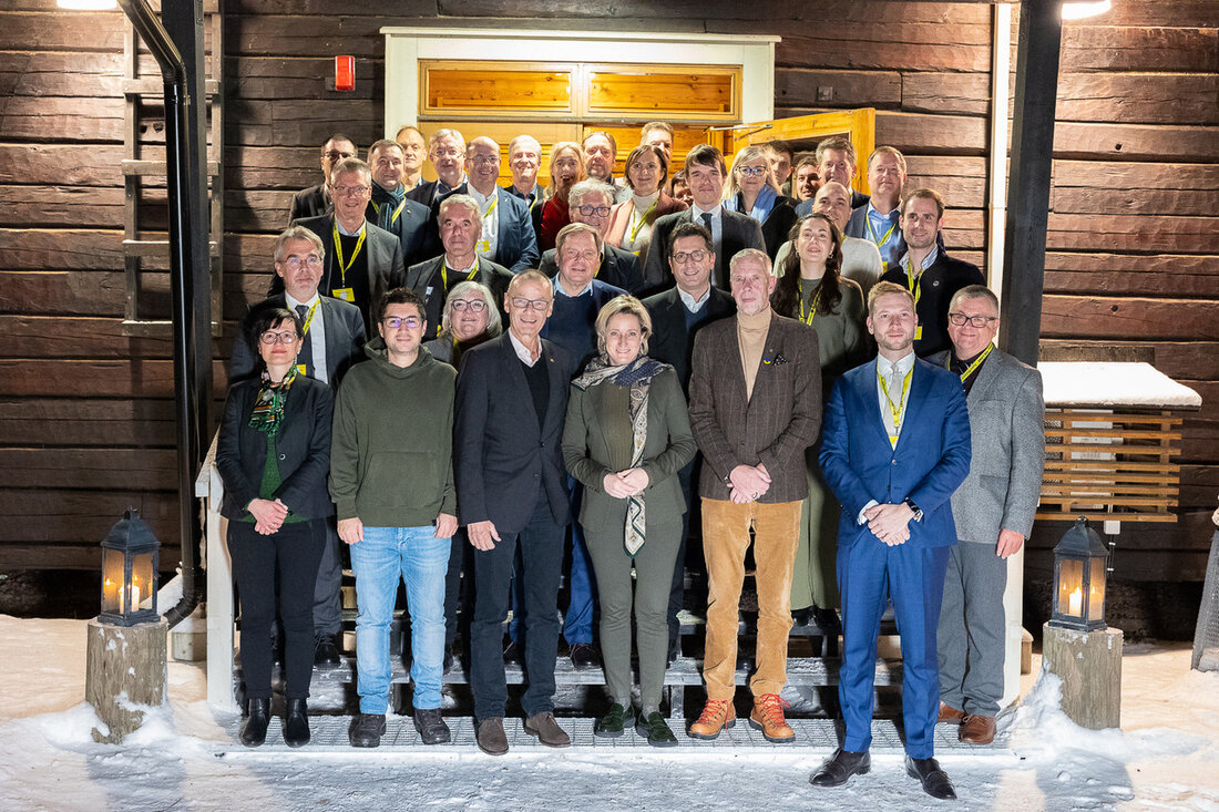Wirtschaftsministerin Nicole Hoffmeister-Kraut reist mit Delegation nach Finnland, um neue Kooperationsfelder zu erkunden Die baden-württembergische Wirtschaftsministerin Nicole Hoffmeister-Kraut ist mit einer 26-köpfigen Wirtschafts- und Wissenschaftsdelegation nach Finnland gereist. Im Fokus der zweitägigen Delegationsreise stehen Themen der autonomen, vernetzten und nachhaltigen Mobilität. Ziel der Reise ist es, bestehende Netzwerke zu festigen und neue Kooperationsfelder zu erkunden. Finnland ist für Baden-Württemberg ein wichtiger Partner in Bereichen wie Wasserstoffwirtschaft, Digitalisierung und Künstliche Intelligenz (KI). Ministerin Hoffmeister-Kraut betont die langjährigen und guten Beziehungen mit Finnland und erwähnt Partnerschaften und Kontakte auf politischer und wirtschaftlicher Ebene. Sie sieht Finnland als vertrauenswürdigen und verlässlichen Partner für …