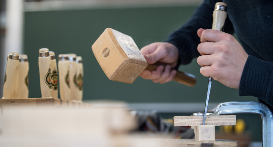 Das Wirtschaftsministerium fördert das Deutsche Handwerksinstitut (DHI) mit rund 203.000 Euro im Jahr 2024. Diese finanzielle Unterstützung ist ein wichtiger Beitrag zur Grundfinanzierung des Instituts. Das DHI leistet einen entscheidenden Beitrag zum Innovationstransfer im Handwerk, indem es als Mittler zwischen Theorie und Praxis, Forschung und Anwendung sowie Politik und Wirtschaft fungiert. Die Ministerin für Wirtschaft, Arbeit und Tourismus, Dr. Nicole Hoffmeister-Kraut, betonte die Bedeutung des DHI angesichts der Herausforderungen, denen sich das Handwerk in Bezug auf Digitalisierung, Fachkräftesicherung und Klimaschutz stellen muss. Die Forschungseinrichtung ist speziell auf das Handwerk ausgerichtet und verfügt über fünf regionale Forschungsinstitute, darunter das Institut für …