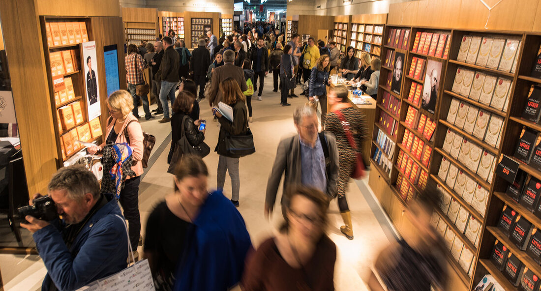Digitale Innovationen für die Buch- und Medienbranche: Start-ups aus Baden-Württemberg auf der Frankfurter Buchmesse Frankfurt am Main, 19. Oktober 2023 – Heute besuchte der Wirtschaftsstaatssekretär Patrick Rapp die weltweit größte Buchmesse in Frankfurt am Main. Im Fokus seines Interesses lagen dabei die kreativen Start-ups und Verlage aus Baden-Württemberg. Rapp betonte, dass die Digitalisierung und Künstliche Intelligenz (KI) neue Chancen für die gesamte Branche schaffen. Der Landesstand von THE LÄND auf der Buchmesse bietet Unternehmen und Start-ups aus Baden-Württemberg die Möglichkeit, innovative Lösungen für die Medien-, Buch- und Verlagsbranche vorzustellen. Dabei nutzen viele der präsentierten Teams und Start-ups KI, um Bildungsinhalte …