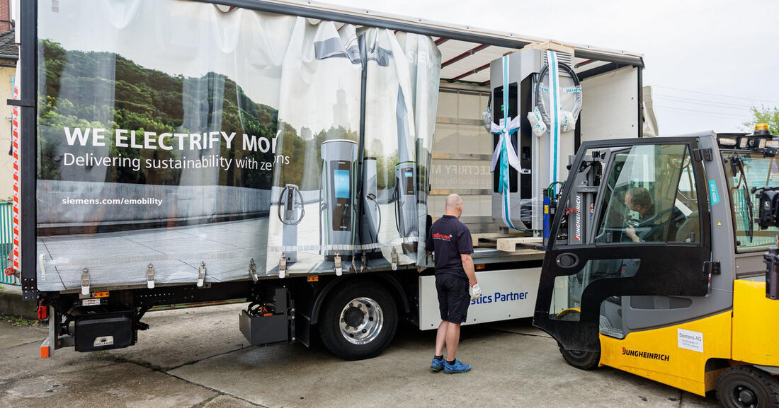 Wirtschaftsstandort Leipzig – 1.000. Ladesäule von Siemens Leipzig wird in Plagwitz installiert Aus Leipzig für Leipzig: Das 1000. im Leipziger Siemens-Werk für E-Mobilitäts-Ladeinfrastruktur gebaute Ladesystem SICHARGE D ist jetzt offiziell an die Leipziger Stadtwerke übergeben worden. Das Jubiläums-System ist gleichzeitig das achte, das Siemens für Leipzig liefert. Die 1000. Ladesäule wird in Leipzig-Plagwitz installiert. Festlich eingepackt für den Transport an die Stadtwerke: die 1000. Ladesäule aus Leipzig für Leipzig. © Siemens AG/Jens Schlüter „Siemens investiert seit vielen Jahren in Leipzig. Und das mit Erfolg. Mit dem hier entwickelten Schnellladesystem – made in Leipzig – kann ein weltweiter Wachstumsmarkt von unserer &hellip;