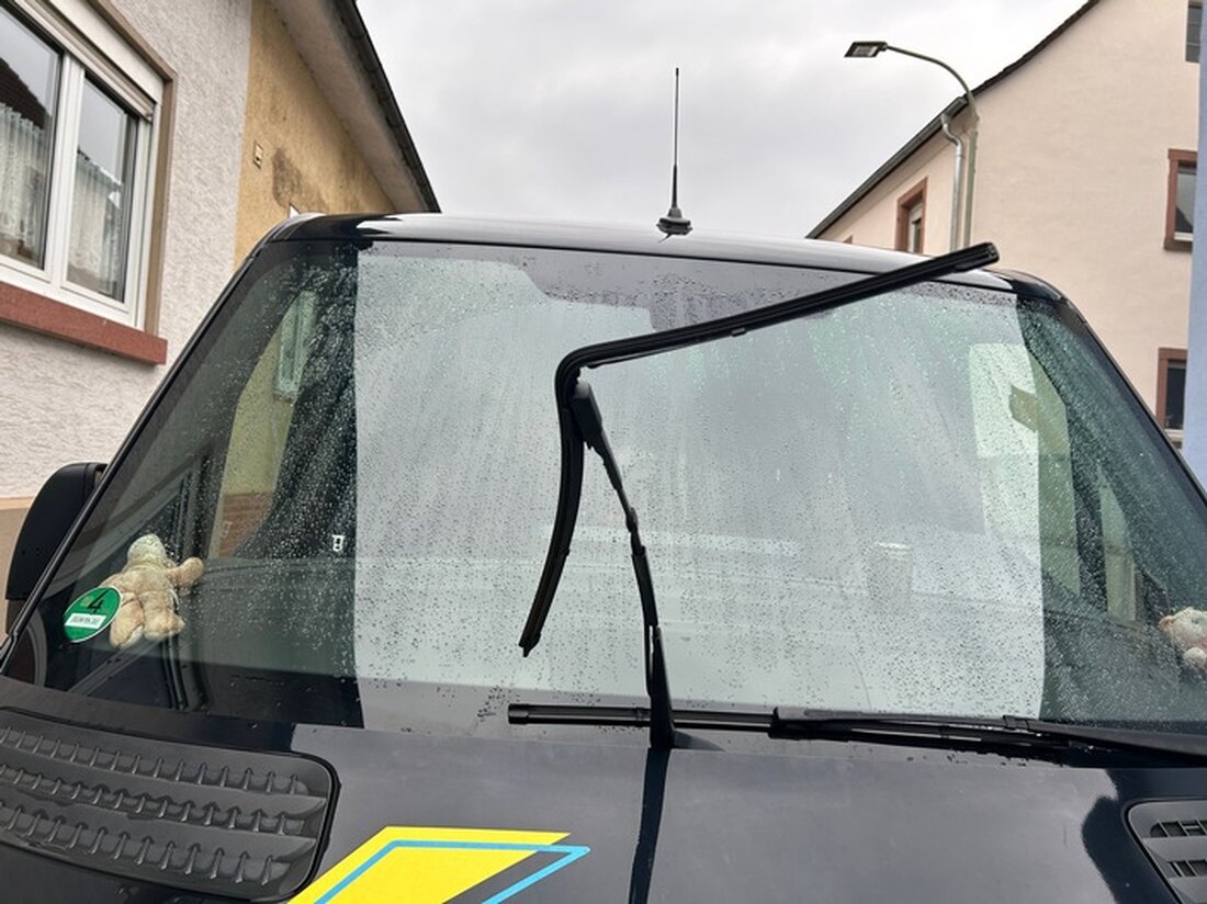 In Edenkoben wurde ein geparkter Sprinter beschädigt. Zeugen werden gebeten, Hinweise an die Polizei zu geben.