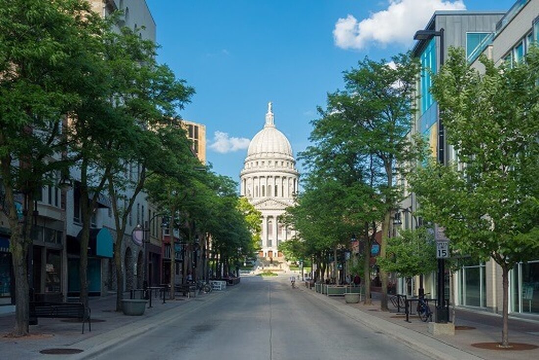 Wisconsin DFI führt Tracker zur Bekämpfung von Krypto- und Anlagebetrug ein. Von Januar 2022 bis Juni 2024 gingen in Wisconsin durch Betrug fast 3,55 Millionen Dollar verloren. Der Tracker wird regelmäßig aktualisiert und kann unter dem Namen „DFI Investment Scam Tracker“ durchsucht werden. Das Wisconsin Department of Financial Institutions (DFI) hat einen neuen Anlagebetrugs-Tracker eingeführt, der Anleger vor Krypto- und Anlagebetrug schützen soll. Dieses öffentlich zugängliche Tool wurde am 30. Juli offiziell eingeführt und soll betrügerische Praktiken im Finanzsektor eindämmen, indem es Verbraucherbeschwerden nutzt, um wichtige Informationen über potenzielle Betrügereien zu liefern. Heute @WIS_DFI hat die Einführung eines Betrugs-Trackers für …