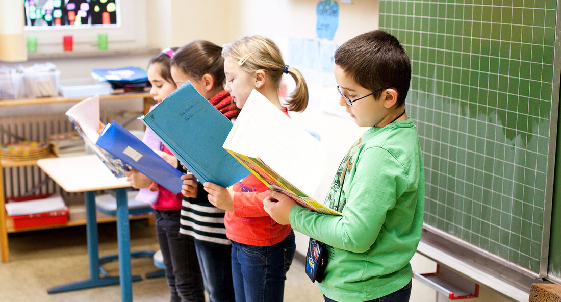 Mit der landesweiten Einführung eines wissenschaftlich erprobten Lesetrainings an Grundschulen reagiert das Land auf die in der IQB-Studie zu Tage getretenen Schwächen. Das Lesetraining soll einen wichtigen Beitrag zu mehr Bildungsgerechtigkeit leisten. Sprachliche Kompetenzen sind der Schlüssel, um in Schule, Beruf und Gesellschaft zu bestehen. Doch gerade in diesen Bereichen waren die Ergebnisse des Bildungstrends des Instituts zur Qualitätsentwicklung im Bildungswesen (IQB) für Baden-Württemberg nicht zufriedenstellend. Im Bereich „Lesen“ erreichen 19,1 Prozent der Schülerinnen und Schüler nicht den Mindeststandard. Das Ministerium für Kultus, Jugend und Sport hat deshalb umgehend reagiert und führt nun für alle Grundschulen des Landes ein verbindliches …
