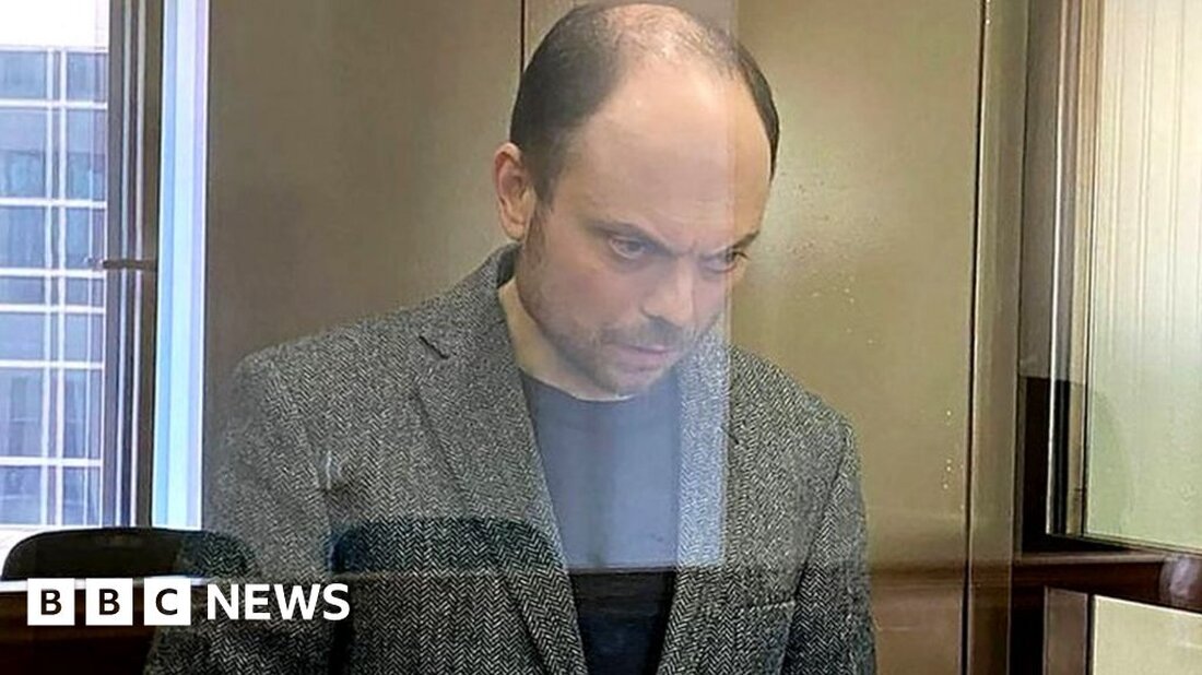 Evgenia Kara-Murza überlebt auf Autopilot, seit ihr Ehemann Wladimir wegen seiner öffentlichen Kritik an Präsident Wladimir Putin und Russlands Krieg gegen die Ukraine wegen Hochverrats verurteilt wurde. Der russische Oppositionspolitiker wurde am Montag zu 25 Jahren Haft in einem Hochsicherheitsgefängnis verurteilt, und seine Frau hat keine Ahnung, wann sie oder die drei Kinder des Paares ihn jemals wiedersehen werden. Sie ist selbst so offen, dass sie es nicht riskieren kann, nach Russland zu reisen, falls sie auch im Gefängnis landet. „Ich fürchte, sie könnten mich festnehmen, um Druck auf Vladimir auszuüben, und ich kann es mir nicht leisten, dass er …