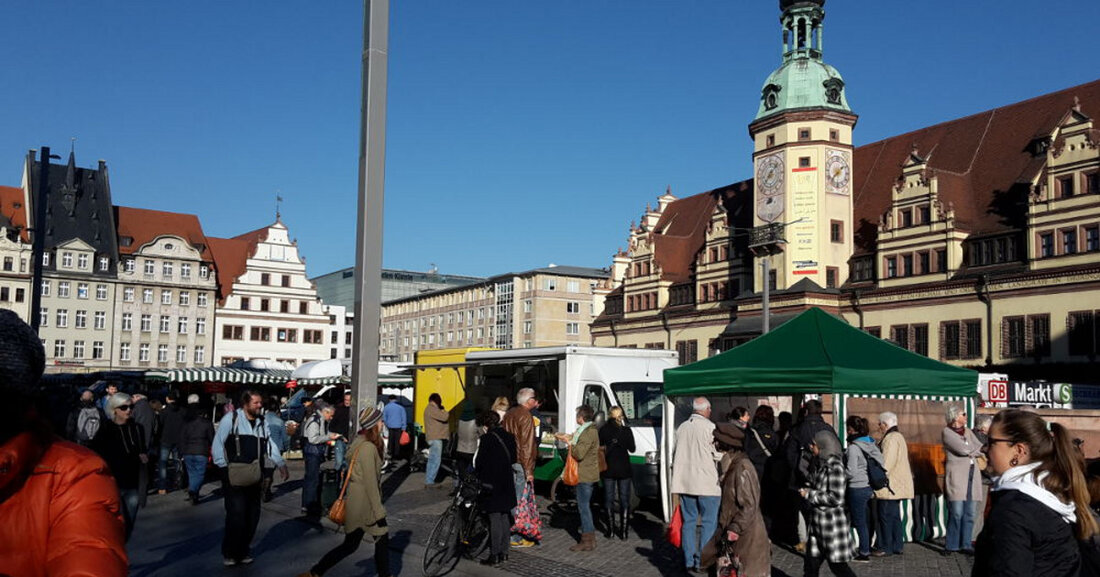 Die Wochenmarkt Innenstadt in Leipzig wird bis Juli 2024 mehrfach verlegt, um Platz für verschiedene Festlichkeiten wie das Weinfest, das Stadtfest und das Bachfest zu machen. Ab dem 14. Mai 2024 wird der Markt an verschiedenen Standorten wie dem Augustusplatz und dem Richard-Wagner-Platz stattfinden. Während der UEFA EURO 2024 müssen jedoch an drei Terminen der Wochenmarkt vollständig abgesagt werden. Hier sind die geplanten Verlegungen und Ausfälle im Überblick: Verlegungen: – 14. bis 24. Mai 2024: Augustusplatz (Weinfest auf dem Markt) – 31. Mai 2024: Augustusplatz (Stadtfest auf dem Markt) – 4. und 7. Juni 2024: Wilhelm-Leuschner-Platz (Bachfest auf dem Markt …
