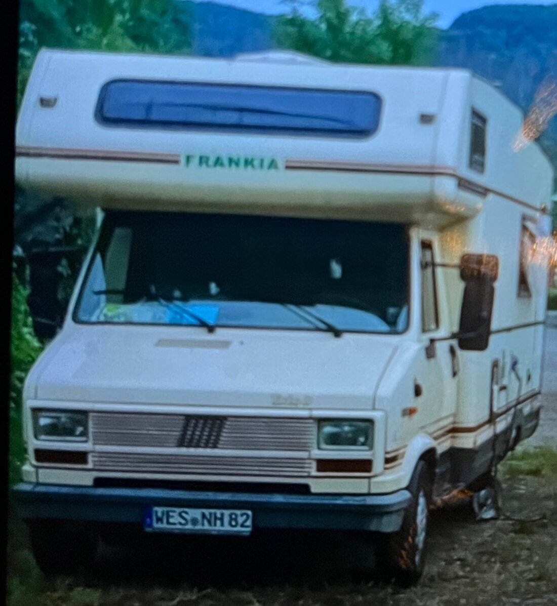 Unbekannte entwendeten am 14.02.2025 ein weißes Wohnmobil in Wesel. Zeugen gesucht! Hinweise an die Polizei.
