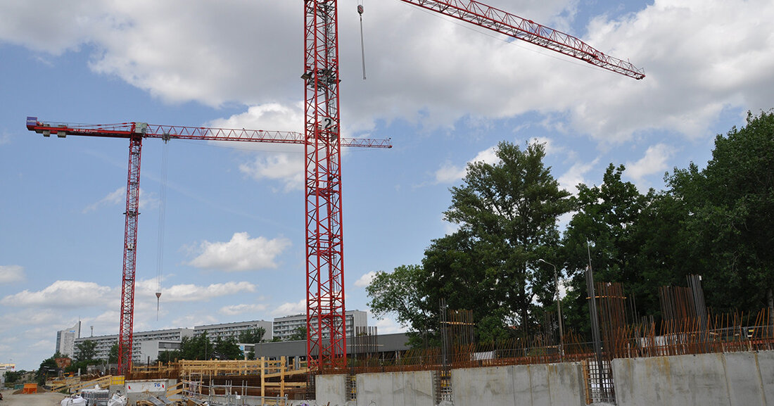 Wohnungsbauprojekte am Bayerischen Bahnhof nehmen Fahrt auf Etwa ein Jahr nach dem ersten Spatenstich für den Schulcampus am Dösner Weg geht es nun auch mit dem Wohnungsbau am Bayerischen Bahnhof los. Nach langem Planungsvorlauf und trotz schwieriger Marktlage wachsen die ersten fünf Mehrfamilienhäuser am Dösner Weg in die Höhe. Die Buwog Bauträger GmbH baut hier die ersten 222 von insgesamt etwa 1.500 Wohnungen, die auf dem Areal des ehemaligen Bahnhofs entstehen sollen. 22 dieser Wohneinheiten am Dösner Weg werden dabei als so genannter mietpreis- und belegungsgebundener Wohnraum vermietet. Das heißt, dass der weiße Wohnberechtigungsschein Voraussetzung für potenzielle Mieterinnen und Mieter &hellip;