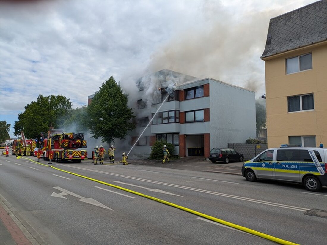 Wohnungsbrand in Bremerhaven: Einsatzkräfte retten Bewohner, zwei Wohnungen unbewohnbar. Brandursache unklar, Ermittlungen laufen.