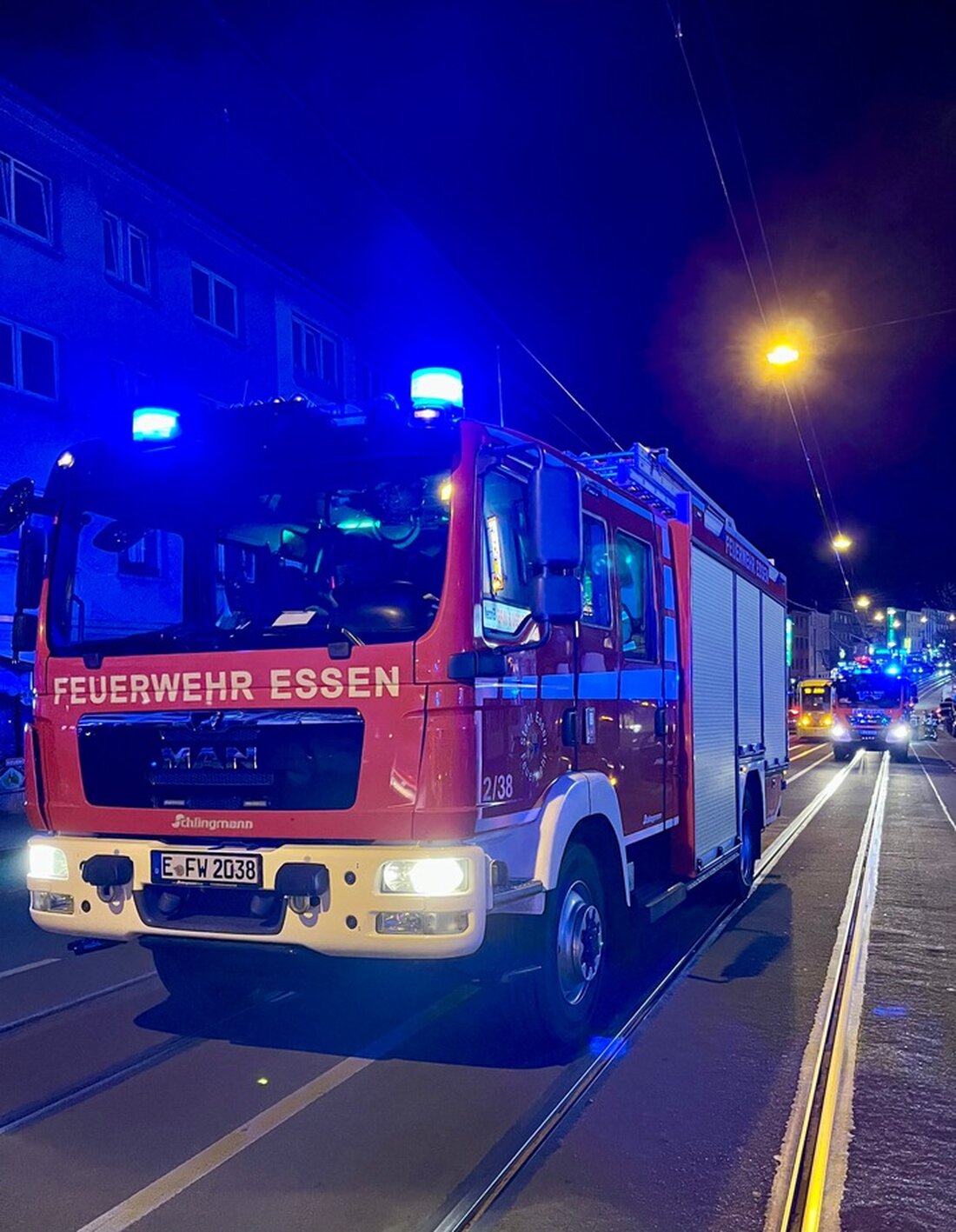 Feuerwehr Essen rettete am Sonntagabend eine brandverletzte Person aus einem Mehrfamilienhaus in Altendorf bei einem Wohnungsbrand.