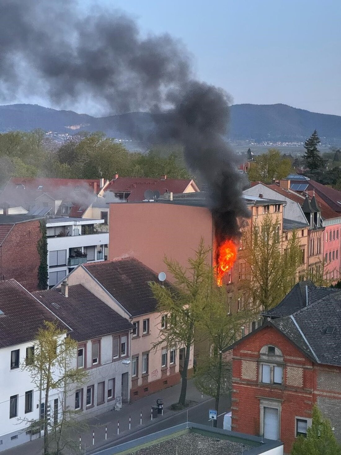 Am 12.04.2025 brannte ein Gebäude in der Weißenburger Straße, Landau. 18 Personen wurden betreut, Kriminalpolizei ermittelt.