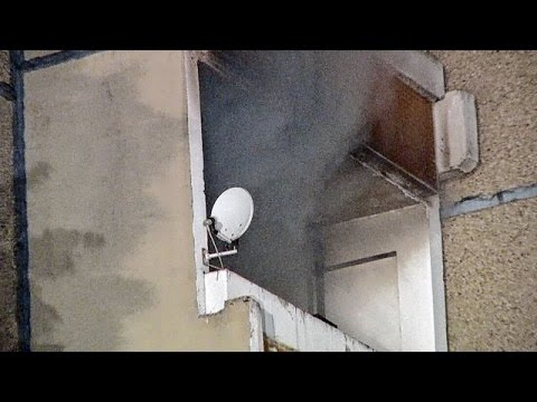 Leipzig, 1106.2015: Bei einem Brand in Leipzig-Grünau wurden am Mittwochabend vier Personen verletzt. Nach ersten Untersuchungen löste eine brennende Kerze das Feuer im vierten Stock des Wohnblocks An der Kotsche aus. . Youtube-Link