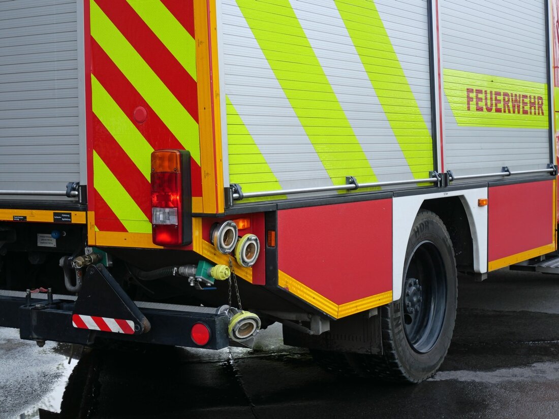 Nach einem Wohnungsbrand in Mettmann am 7. Februar 2025 ermittelt die Polizei zur Brandursache; fünf Verletzte wurden behandelt.