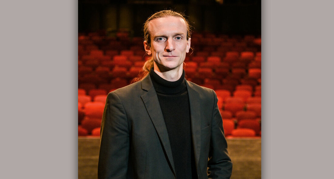 Wolf E. Rahlfs wird neuer Intendant der Badischen Landesbühne Bruchsal. Mit der neuen Intendantin soll die wertvolle künstlerische Arbeit des Theaters weiter ausgebaut und die Marke Badische Landesbühne gefestigt werden. Wolf E. Rahlfs ist zum neuen Intendanten der Badischen Landesbühne Bruchsal (BLB) gewählt worden. Dafür stimmte die Mitgliederversammlung, bestehend aus Vertretern der 20 Mitgliedskommunen und -kreise sowie Vertretern des Landes, einstimmig. Rahlfs übernimmt zum 1. August 2023 die künstlerische Leitung des BLB. Er folgt auf Carsten Ramm, der die Landesbühne seit 1998 in dieser Position leitet und im kommenden Jahr in den Ruhestand geht. „Ich danke Carsten Ramm für fast …