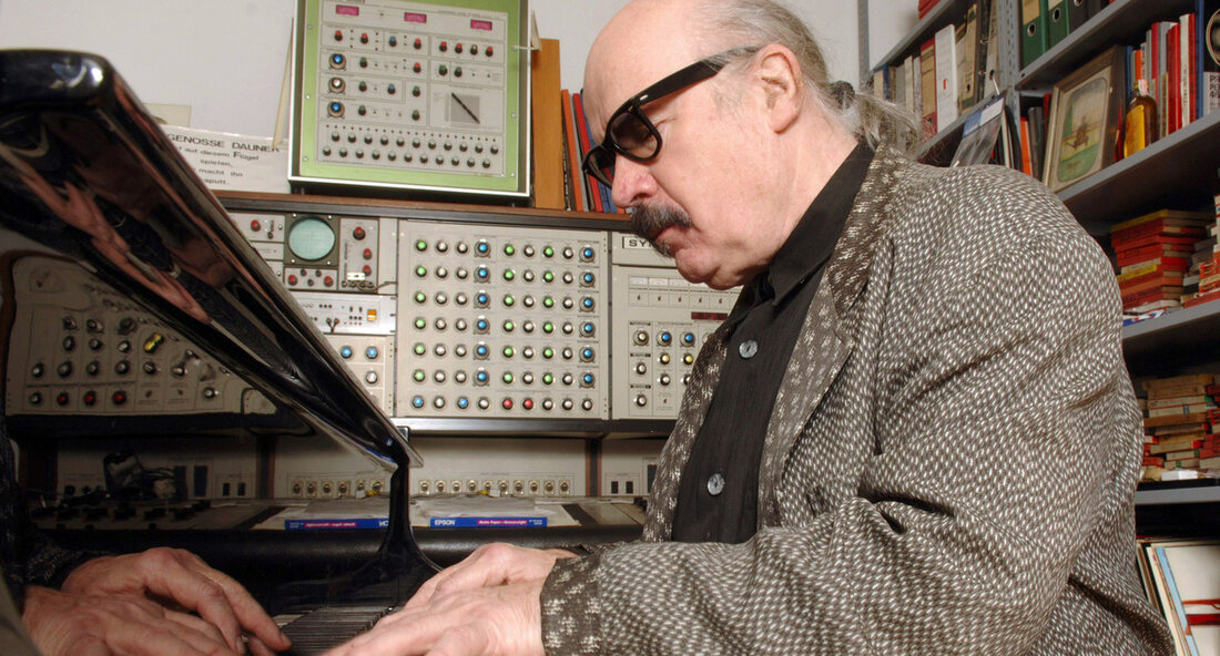 Die Württembergische Landesbibliothek in Stuttgart hat kürzlich den Nachlass des renommierten deutschen Jazzmusikers Wolfgang Dauner übernommen und wird diesen für die Öffentlichkeit zugänglich machen und erforschen. Der Pianist, der 2020 verstarb, gilt als Pionier der deutschen Jazzszene und hinterließ ein beeindruckendes Erbe, das nun in der Landesbibliothek aufbewahrt wird. Die Unterzeichnung des Übergabevertrags am 23. Februar 2024 zwischen der Witwe des Musikers, Randi Bubat, und dem Direktor der Württembergischen Landesbibliothek, Dr. Rupert Schaab, markiert einen bedeutenden Schritt für die Bewahrung und Vermittlung des musikalischen Erbes Deutschlands. Der Nachlass von Wolfgang Dauner umfasst eine Vielzahl von Werken, Musikhandschriften, Skizzen, Ton- und …