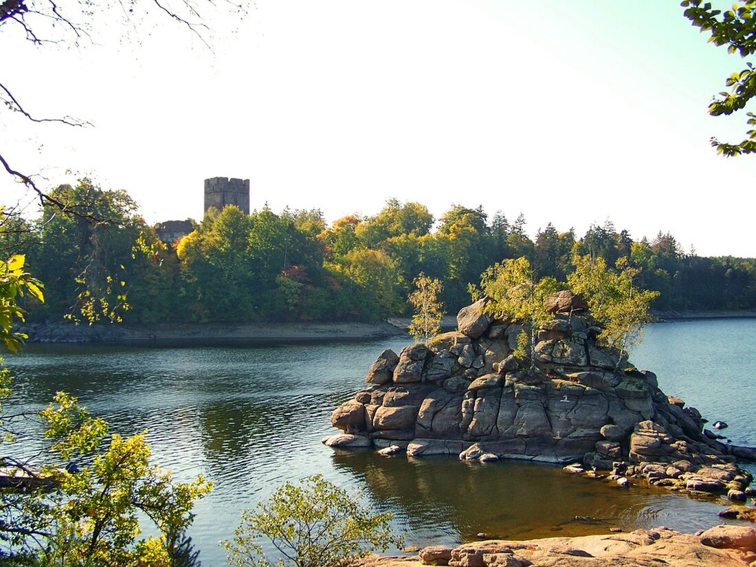 Kunst im öffentlichen Raum Das Wurzelholzpferd von Gleisberg grüßt Reiter und Wanderer Bildunterschrift anzeigen Bildunterschrift anzeigen Vor den Toren des Reitvereins Gleisberg steht jetzt ein Pferd aus Wurzelholz. © Quelle: Dirk Wurzel Artikel anhören • 2 Minuten Allein dieses Pferd ist einen Ausflug nach Gleisberg bei Roßwein wert. Die Skulptur besteht aus Wurzelholzstücken und ist weit gereist. Wie es nach Gleisberg kam. Dirk Wurzel 31.10.2023, 16:31 Uhr Share-Optionen öffnen Share-Optionen schließen Mehr Share-Optionen zeigen Mehr Share-Optionen zeigen Gleisberg. Im Roßweiner Ortsteil Gleisberg steht jetzt ein ganz besonderes Pferd. Es ist ein Kunstwerk aus Holz und gehört zum neuen Wanderrastplatz. Und &hellip;