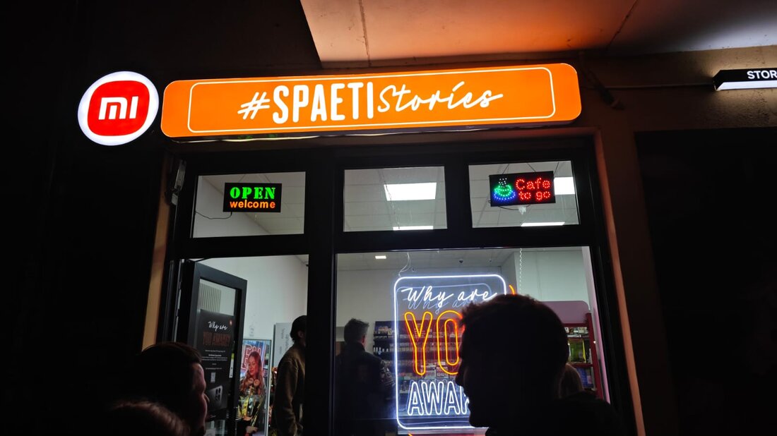 Entdecken Sie den ersten Xiaomi Pop-up Späti in Berlin, der vom 10. bis 22. Oktober 2023 kreative Geschichten der Nacht mit der neuen Xiaomi 14T Serie verbindet. Besucher*innen können ihre nächtlichen Erlebnisse als Währung nutzen und sich von Fotografen porträtieren lassen. Erleben Sie ein einzigartiges Event, bei dem Emotionen und kreative Inspiration im Fokus stehen. Besuchen Sie uns in der Sonnenallee 170A und werden Sie Teil von "#SpätiStories"!