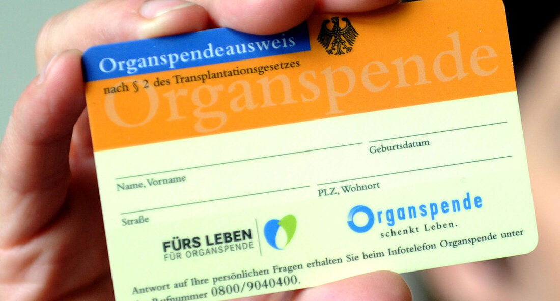 Der 4. Juni 2022 ist der Tag der Organspende. Gesundheitsminister Manne Lucha fordert wegen der geringen Zahl an Organspenden eine erneute Debatte über die sogenannte Widerspruchslösung. Diese besagt, dass jeder Organspender sein kann, sofern er nicht zu Lebzeiten widerspricht. Angehörige haben somit keinen Einfluss mehr auf die Entscheidung. Angesichts der geringen Zahl an Organspenden fordert der baden-württembergische Gesundheitsminister Mann Luca eine erneute Debatte um die sogenannte Widerspruchslösung. „In einer Volksabstimmung Mitte Mai haben die Schweizer aus sehr guten Gründen für diese Lösung gestimmt“, sagte Manne Lucha am Tag der Organspende am 4. Juni 2022 in Stuttgart. „Ich begrüße den Ausstiegsentscheid …
