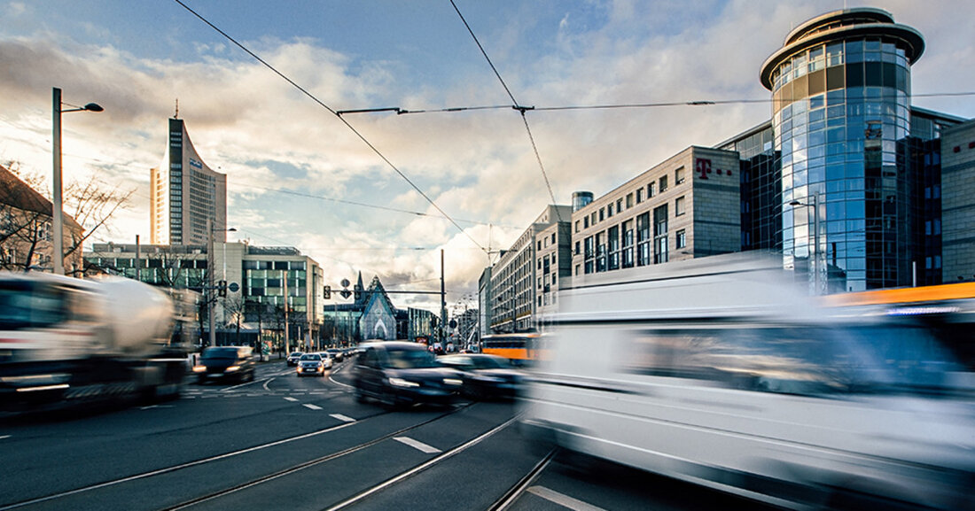 Zahl der in Leipzig zugelassenen privaten Autos erstmals rückläufig Die Zahl der in Leipzig zugelassenen privaten Pkw ist zwischen Jahresbeginn 2022 und 2023 erstmals um 611 zurückgegangen. Dies geht aus Angaben des Kraftfahrtbundesamtes hervor, die das Amt für Statistik und Wahlen jetzt analysiert hat. Demnach gibt es eine entgegengesetzte Entwicklung zwischen gewerblichen und privaten Autos: Während die Zahl gewerblicher Pkw zum 1. Januar zunahm (+870 Fahrzeuge), war die Zahl privater deutlich rückläufig (-1.481 Fahrzeuge). © Tom Thiele Insgesamt ist die Zahl aller in Leipzig zugelassenen Kraftfahrzeuge noch einmal um 562 Fahrzeuge beziehungsweise 0,2 Prozent angestiegen. Unter die 271.780 Kraftfahrzeuge fallen &hellip;