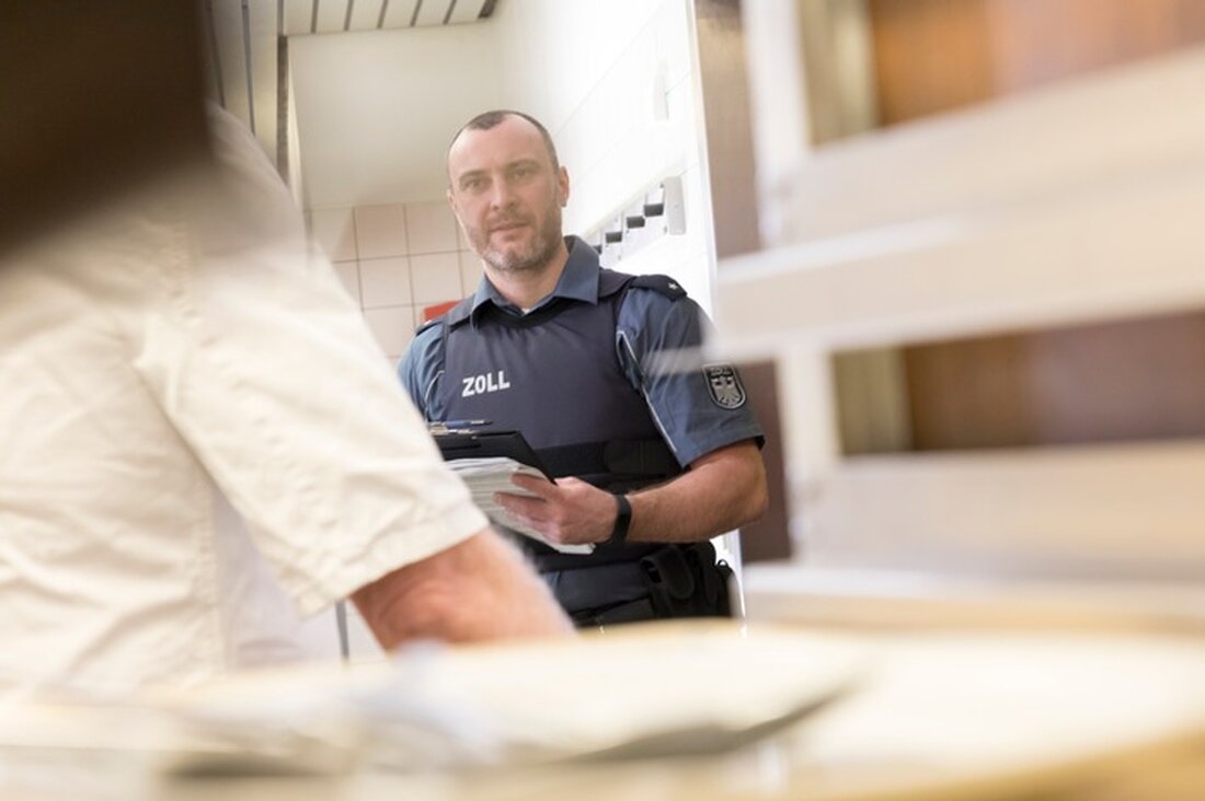 Ein Imbissbetreiber in Kelsterbach wurde wegen Mindestlohnverstößen und illegaler Beschäftigung mit fast 44.000 Euro bestraft.