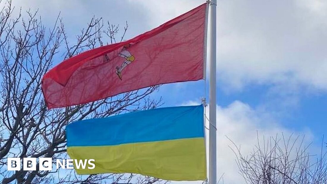 Die Zahlungen an Familien, die ukrainische Flüchtlinge auf der Isle of Man beherbergen, werden sich verdoppeln, nachdem Tynwald den Aufstieg unterstützt hat. Durch die Aktualisierung des Isle of Man Homes for Ukraine-Programms erhalten Gastgeber nach einem Zeitraum von sechs Monaten 480 £ pro Monat, gegenüber den derzeitigen 240 £. Mehr als 100 ukrainische Flüchtlinge wurden seit Beginn des Programms von Manx-Haushalten unterstützt. Die Änderungen bedeuten auch, dass nach dem 31. März keine neuen Finanzierungsangebote angenommen werden und das Programm 2024 endet. ‚Weicher Übergang‘ Kabinettsministerin Kate Lord-Brennan sagte, das Programm sei im Juli letzten Jahres ins Leben gerufen worden, um „unsere …