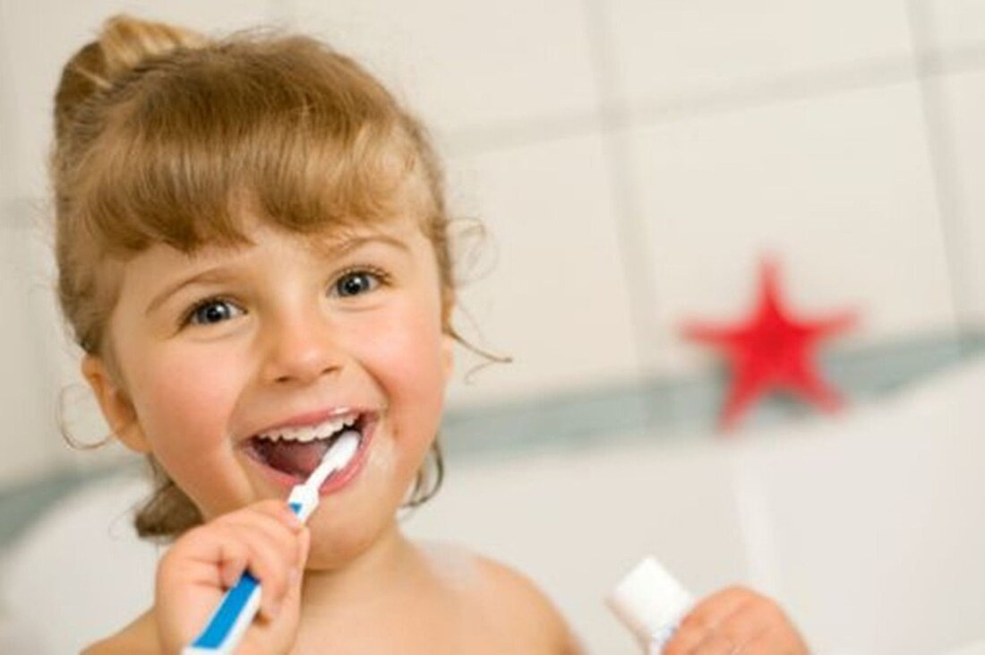 Der Zahnärztliche Dienst (ZÄD) des Bezirksamtes Spandau setzt sich aktiv für die Gesundheit und Prävention von Kindern ein, indem er ein Prophylaxeprogramm anbietet, das sich auf die Bedeutung von Zahngesundheit und gesunder Ernährung konzentriert. In diesem Rahmen besuchten heute die Vorschulkinder der Kita „Pichelsdorfer Zwerge“ den ZÄD, begleitet von Tanja Franzke, der Bezirksstadträtin für Jugend und Gesundheit. Während des 90-minütigen Programms erhielten die Kinder nicht nur altersgerechte Informationen über den Aufbau und die Funktion des menschlichen Gebisses, sondern wurden auch animiert, mit „Kroko“ dem Krokodil gemeinsam Zähne zu putzen und im Schwarzlichtraum die „leuchtenden Zähne“ zu bewundern. Tanja Franzke betonte …