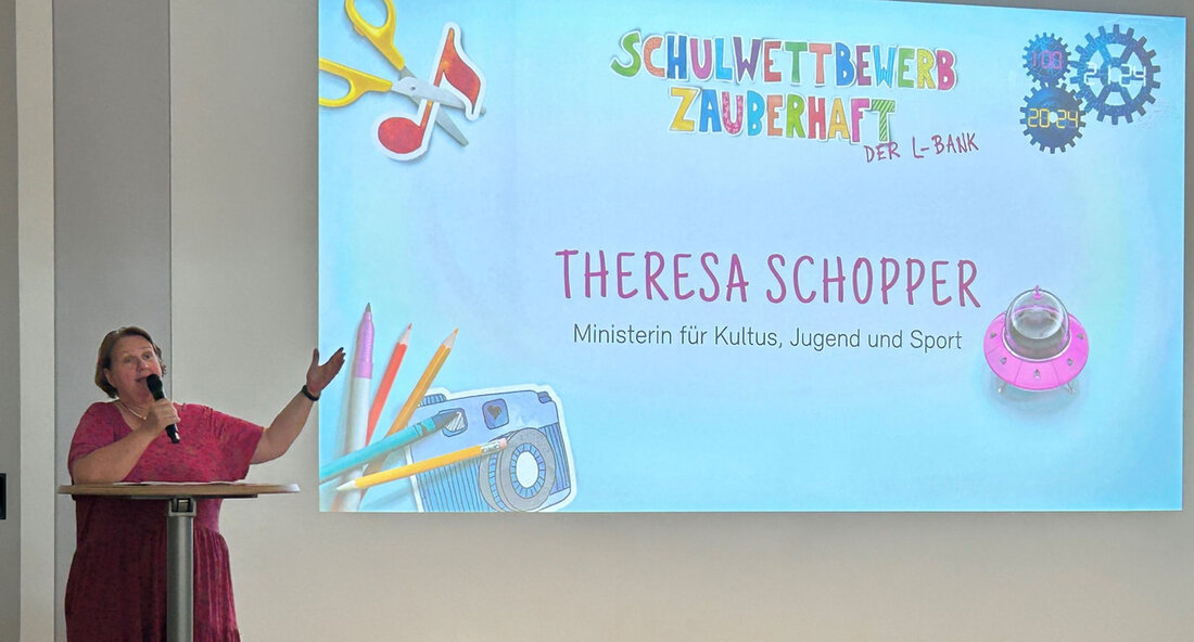 Bei dem Wettbewerb „Zauberhaft“ wurden fünf Schul-Teams der Sonderpädagogischen Bildungs- und Beratungszentren in Baden-Württemberg für ihre kreativen Zukunftsvisionen ausgezeichnet. Unter dem Motto „Ab in die Zukunft – So wünschen wir uns die Welt in 100 Jahren“ haben insgesamt 35 Schul-Teams teilgenommen und beeindruckende Kunstwerke geschaffen. Die Preisverleihung fand am 15. Juli 2024 in der L-Bank in Stuttgart statt, wo rund 250 Kinder zusammenkamen, um ihre Arbeiten zu präsentieren. Die Jury vergab einen ersten Platz sowie zwei zweite und zwei dritte Plätze an die herausragenden Schul-Teams. Kultusministerin Theresa Schopper, die auch Schirmherrin des Wettbewerbs ist, lobte die Zukunftsvisionen der Schülerinnen und …