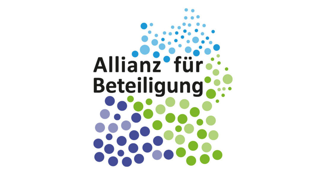 Staatsrätin Barbara Bosch dankt der Allianz für Beteiligung e.V. für zehn Jahre erfolgreiche Arbeit. Die Allianz für Beteiligung ist eine verlässliche Beraterin der Landesregierung und setzt wichtige Impulse im Land für die Bürgerbeteiligung. „Starke zivilgesellschaftliche Ideen haben in Baden-Württemberg eine gute Tradition. Zivilgesellschaftliche Gruppen wie die Allianz für Beteiligung sind Seismografen von Anliegen, Stimmungen und Bewegungen in der Bevölkerung und setzen wichtige Impulse im Land. Die Allianz für Beteiligung bringt die Belange der Zivilgesellschaft in den Diskurs mit Verwaltung und Politik ein, macht sie sichtbar und ist damit eine verlässliche Beraterin der Landesregierung“, so Staatsrätin Barbara Bosch am Donnerstag, 25. …