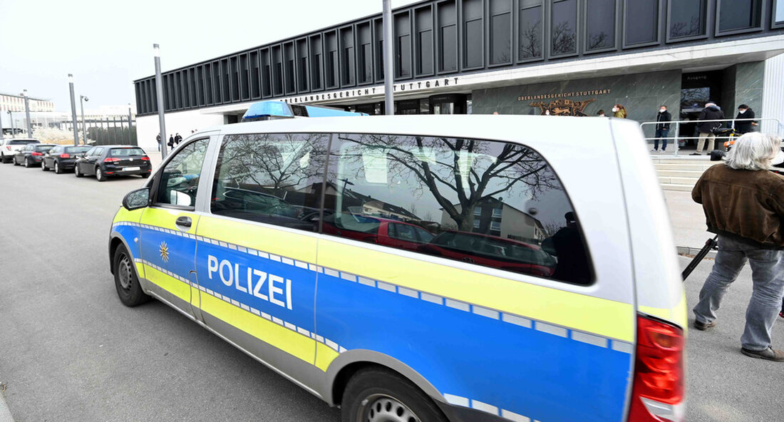 Mehr als 9.000 Hinweise sprechen eine deutliche Sprache – das anonyme Hinweisgebersystem BKMS® (Business Keeper Monitoring System) bringt seit zehn Jahren erfolgreich Licht in die dunklen Ecken des Kriminalitätsgeschehens. „Das BKMS® (Business Keeper Monitoring System) ist eine Möglichkeit auf der Homepage der Polizei Baden-Württemberg, absolut und garantiert anonym der Polizei Straftaten zur Kenntnis zu bringen. Mit der Einführung des anonymen Hinweisgebersystem BKMS® im September 2012 leistete die Polizei Baden-Württemberg wieder einmal Pionierarbeit, die stilbildend war und sich im Laufe der Jahre bundesweit zur Erfolgsgeschichte entwickelte. Wir unterstützen dabei auch andere Länder, die bislang noch nicht über dieses System verfügen, denn …